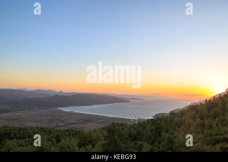 Akyaka ville avec la baie de Gokova pendant le coucher du soleil à Akyaka , Mugla, Turquie Banque D'Images