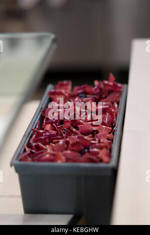 Sachets rouges avec du sucre dans une boîte Banque D'Images