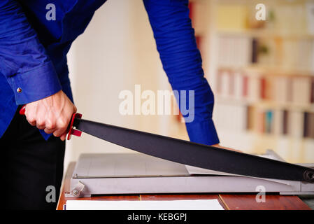 Close up de l'homme travaillant sur la guillotine, papier de coupe Banque D'Images