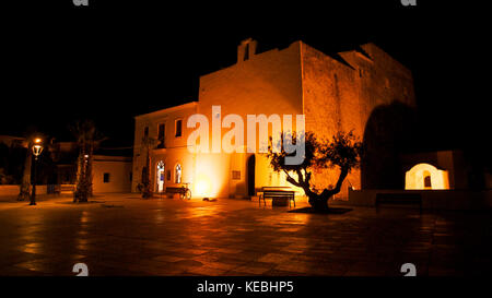 18e siècle l'église de San Francisco et la plaza principale éclairée la nuit à Sant Francesc Xavier vieille ville Formentera (Baléares, Espagne) Banque D'Images