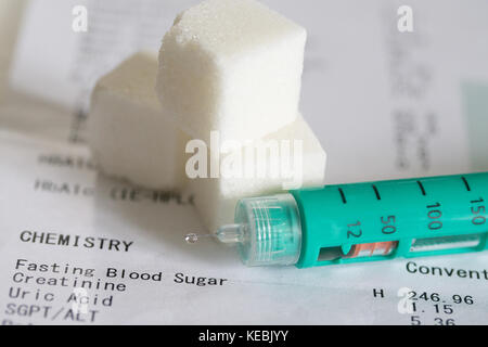 Stylo à insuline, cubes de sucre et impression de test qui en résulte indiquant les problèmes de diabète. Banque D'Images