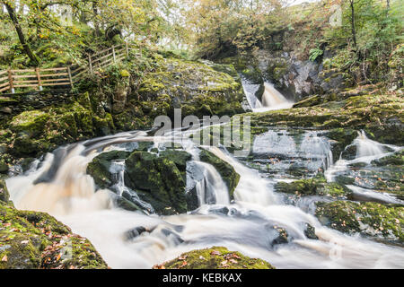 Une longue exposition de la rivière rapide runing doe, plus de cascades et de coudes, ingleton, Yorkshire Dales Banque D'Images