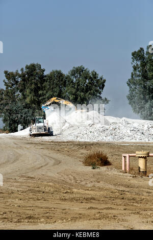 Tracteur caterpillar 320C, de balancer la flèche, le recyclage des panneaux sheetrock. Banque D'Images