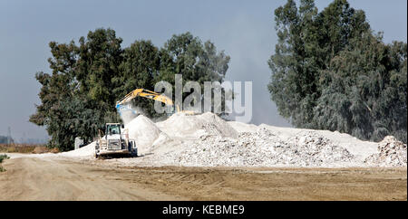 Tracteur caterpillar 320C, de balancer la flèche, le recyclage des panneaux sheetrock. Banque D'Images