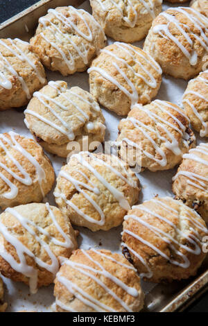 Des scones fraîchement arrosé avec cerise Banque D'Images