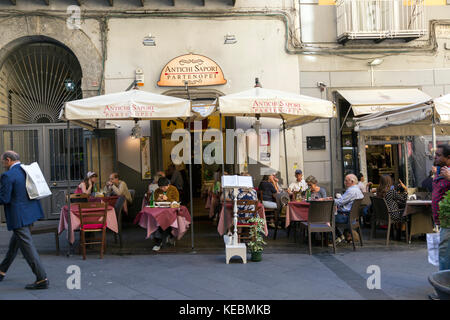 Hommes et aux femmes de bénéficier d'un délicieux repas dans un café en plein air dans la région de Naples en Italie. Banque D'Images