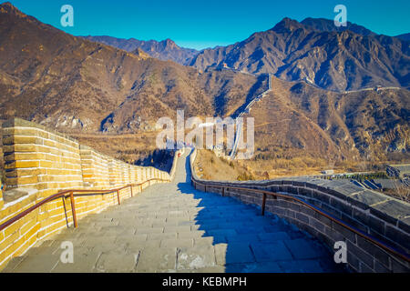 Beijing, Chine - 29 janvier, 2017 : superbe vue de la grande muraille impressionnante sur une belle journée ensoleillée, située à juyong site touristique Banque D'Images