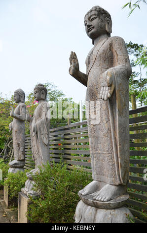 Statues de Bouddha se tenir au milieu d'un jardin verdoyant Banque D'Images