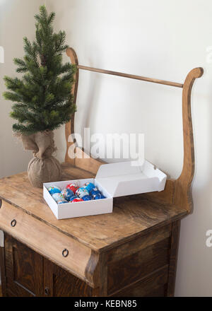 Ampoules de Noël prêt à décorer petit arbre Banque D'Images