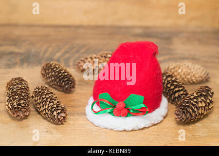 Santa Claus hat et les cônes de l'épinette Banque D'Images