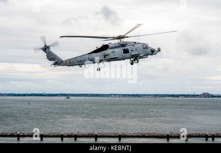 Un MH-60R Sea Hawk, joint à l'Escadron d'hélicoptères grève Maritime 70 se prépare à terre à bord du porte-avions. Banque D'Images