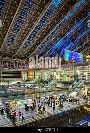 Le Japon, l'île de Honshu, Kansai, Osaka, la gare, les plates-formes. Banque D'Images