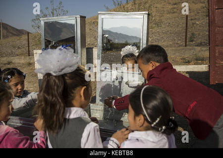 Beshkent, Kirghizistan. 12 octobre 2016. Les enfants des écoles primaires se lavent les mains avant de manger dans le village de Lyaily, près de Beshkent, au Kirghizistan, où presque les 300 familles utilisent l'eau de l'Aryk, un canal d'irrigation. L'eau qu'ils boivent est vulnérable à la contamination par les bactéries qui causent l'hépatite et d'autres maladies d'origine hydrique. Les habitants espèrent et planifient un projet d'infrastructure pour apporter de l'eau potable à leurs maisons. Dans les villages du Kirghizistan (Asie centrale), les systèmes et infrastructures obsolètes de distribution d'eau sont à l'origine de problèmes de santé tels que les épidémies d'apes Banque D'Images