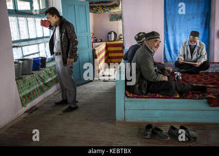 Beshkent, Kirghizistan. 11 octobre 2016. Dans un salon de thé à Beshkent, au Kirghizistan, de l'eau s'est recueillie d'un canal d'irrigation voisin appelé aryk. L'eau est vulnérable à la contamination par les bactéries qui causent l'hépatite et d'autres maladies d'origine hydrique. Les habitants espèrent et planifient un projet d'infrastructure pour apporter de l'eau potable à leurs maisons. Dans les villages du Kirghizistan (Asie centrale), les systèmes et infrastructures obsolètes d'approvisionnement en eau sont à l'origine de problèmes de santé tels que les épidémies d'hépatite et de maladies gastro-intestinales, en particulier chez les enfants. (Crédit image : © Jodi Hilton/SOPA v Banque D'Images