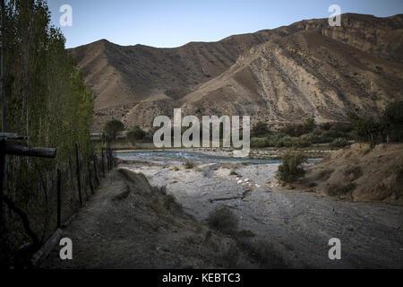 Beshkent, Kirghizistan. 11 octobre 2016. Village de Lyaily près de Beshkent, au Kirghizistan, où presque les 300 familles utilisent l'eau de l'aryk, un canal d'irrigation. L'eau qu'ils boivent est vulnérable à la contamination par les bactéries qui causent l'hépatite et d'autres maladies d'origine hydrique. Les habitants espèrent et planifient un projet d'infrastructure pour apporter de l'eau potable à leurs maisons. Dans les villages du Kirghizistan (Asie centrale), les systèmes et infrastructures obsolètes d'approvisionnement en eau sont à l'origine de problèmes de santé tels que les épidémies d'hépatite et de maladies gastro-intestinales, en particulier chez les enfants. ( Banque D'Images