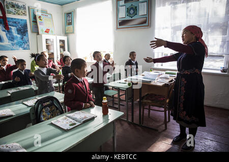 Beshkent, au Kirghizistan. 11Th oct 2016. classe d'une école primaire dans le village de beshkent, Kirghizistan. l'école n'a pas l'eau courante et, par conséquent, l'eau potable est recueillie à proximité d'un aryk, ou canal d'irrigation et bouillie avant d'être servi aux étudiants. Les gens espèrent et planification de l'infrastructure visant à apporter de l'eau propre dans leurs maisons.dans les villages à travers le Kirghizistan (Asie centrale) les systèmes de distribution d'eau vétustes et de l'infrastructure est la cause de problèmes de santé tels que des éclosions d'hépatite et de maladies gastro-intestinales, en particulier chez les enfants. (Crédit image : © Banque D'Images