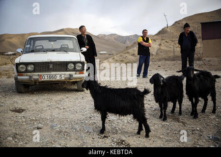 Beshkent, au Kirghizistan. 13 oct, 2016. un berger dans le village d'lyaily près de beshkent, Kirghizistan avec certains de ses chèvres. L'accès à l'eau douce provient d'une rivière proche, mais les systèmes de distribution de l'eau font défaut. Les habitants de la région sont l'espoir et la planification de projet d'infrastructure d'apporter de l'eau propre dans leurs maisons. dans les villages à travers le Kirghizistan (Asie centrale) les systèmes de distribution d'eau vétustes et de l'infrastructure est la cause de problèmes de santé tels que des éclosions d'hépatite et de maladies gastro-intestinales, en particulier chez les enfants. crédit : Jodi hilton/sopa/zuma/Alamy fil live news Banque D'Images