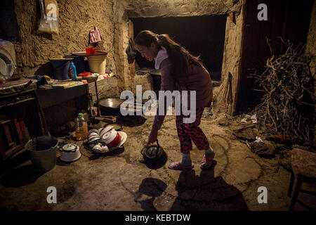 Beshkent, Kirghizistan. 11 octobre 2016. Nurjamal Alimbekov, 16 ans, dans la cuisine de sa maison familiale dans le village de Lyaily, près de Beshkent, au Kirghizistan, où presque les 300 familles utilisent l’eau de l’Aryk, un canal d’irrigation. Leur eau potable est vulnérable à la contamination par les bactéries qui causent l'hépatite et d'autres maladies d'origine hydrique. Les habitants espèrent et planifient un projet d'infrastructure pour apporter de l'eau potable à leurs maisons. Dans les villages du Kirghizistan (Asie centrale), les systèmes et infrastructures obsolètes de distribution d'eau sont à l'origine de problèmes de santé tels que les épidémies de HE Banque D'Images