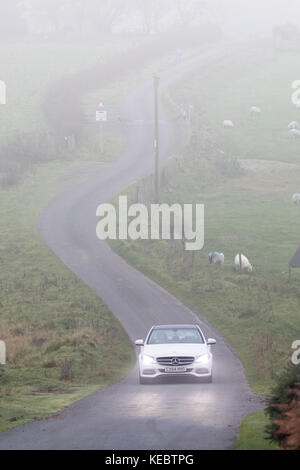 Flintshire, Pays de Galles, Royaume-Uni. 19 Oct, 2017. Météo britannique. Un brouillard ou brume départ pour beaucoup d'aujourd'hui avec les perspectives de Brian Storm, un autre nommé storm pour le week-end pour le Nord du Pays de Galles. Un chauffeur discoveres le brouillard le long d'une route rurale serpentant près du village de Moel-y-Crio, Flintshire Crédit : DGDImages/Alamy Live News Banque D'Images