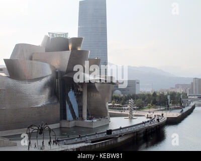 Bilbao, Espagne. Oct 11, 2017. Le musée Guggenheim à Bilbao, Espagne, 11 octobre 2017. Le musée a plusieurs raisons de célébrer - 20 millions de visiteurs ont honoré leurs locaux depuis l'investiture de 20 ans passé. 167 expositions ont été organisées, parmi eux 95 et 70 expositions spéciales expositions travail qu'il a conceptualisé l'art de travailler à partir de leur propre collection. - Pas de service de fil - crédit : Sabine glaubitz/dpa/Alamy live news Banque D'Images