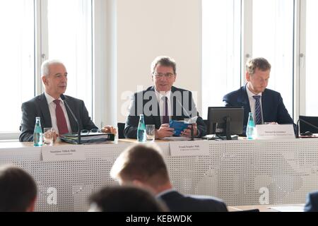 Dresde, Allemagne. 19 octobre 2017. Le premier ministre de Saxe Stanislaw Tillich (gauche-droite), le président de la faction CDU saxonne, Frank Kupfer, et le secrétaire général Michael Kretschmer peuvent être vus avant le début d'une réunion de faction à Dresde, en Allemagne, le 19 octobre 2017. Le premier ministre de Saxe, Tillich, a annoncé sa démission de son gouvernement et de son parti la veille, suggérant Kretschmer comme son successeur. Crédit : Sebastian Kahnert/dpa-Zentralbild/dpa/Alamy Live News Banque D'Images