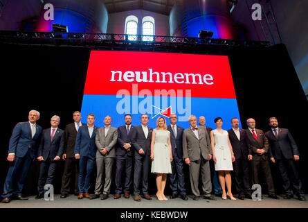 Prague, République tchèque. 30 mai, 2017. ***Photo*** membres du parti top 09 observés au cours d'une campagne politique à Prague, en République tchèque, le 30 mai 2017. Le parti est entre 10 parties les plus privilégié dans les sondages d'élections générales 2017. République tchèque aura lieu le 20 et 21 octobre. crédit : vit simanek/ctk photo/Alamy live news Banque D'Images