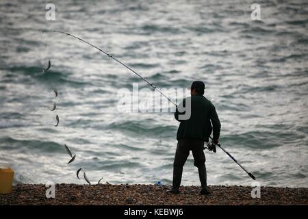 Hastings, East Sussex, UK. 19 octobre 2017. Ce pêcheur une ligne de sacs remplis de poisson. Crédit photo : Paul Lawrenson /Alamy Live News Banque D'Images