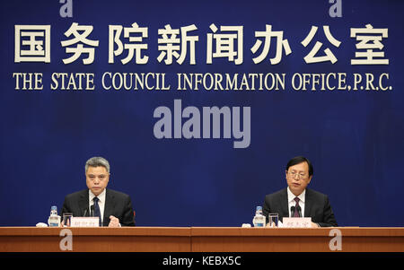 (171019) -- BEIJING, 19 octobre 2017 (Xinhua) -- le porte-parole du Bureau national de statistique (BNS), Xing Zhihong (R), assiste à une conférence de presse à Beijing, capitale de la Chine, le 19 octobre 2017. L'économie chinoise a poursuivi sa croissance ferme au cours des trois premiers trimestres de cette année, avec un produit intérieur brut augmentant de 6,9 pour cent d'une année à l'autre à 59,3288 billions de yuans (environ 8,9614 billions de dollars américains), ont montré les données officielles jeudi. (Xinhua/Cai Yang)(mcg) Banque D'Images