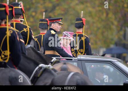 La reine a assisté à une revue royale de la troupe royale d'artillerie à cheval du roi pour leur 70e anniversaire à Hyde Park, à Londres Banque D'Images