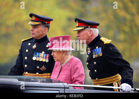 La reine a assisté à une revue royale de la troupe royale d'artillerie à cheval du roi pour leur 70e anniversaire à Hyde Park, à Londres Banque D'Images