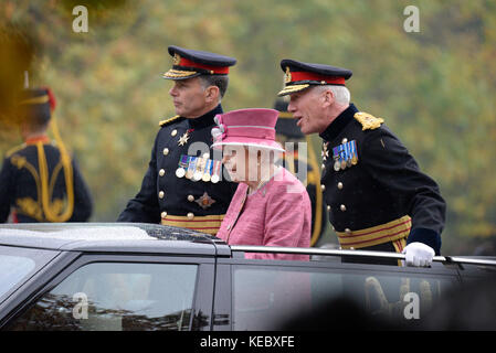 La reine a assisté à une revue royale de la troupe royale d'artillerie à cheval du roi pour leur 70e anniversaire à Hyde Park, à Londres Banque D'Images