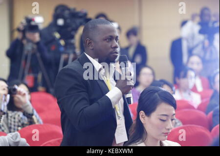 (171019) -- PÉKIN, 19 octobre 2017 (Xinhua) -- Un journaliste pose des questions lors d'une interview de groupe sur l'avancement global de la gouvernance basée sur le droit en Chine, organisée par le centre de presse du 19e Congrès national du Parti communiste chinois (PCC), à Pékin, capitale de la Chine, 19 octobre 2017. (Xinhua/Shen Bohan) (lb) Banque D'Images