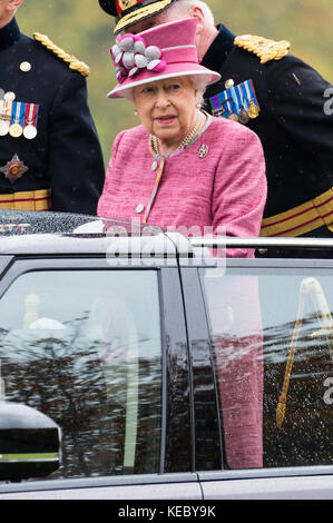 Londres, Royaume-Uni. 19 oct, 2017. La reine Elizabeth II passe en revue les troupes du roi en horseartillery royal Hyde Park, à l'occasion de leur 70e anniversaire. l'ktrha a été formé sur la volonté de sa majesté le roi George VI en octobre 1947. communément appelé '' 'gunners', l'Artillerie royale fournit la puissance de feu pour l'armée britannique. équipés de canons de 13 livres datant de la première guerre mondiale, les pays qui fournit des occasions de cérémonie salue pour royal et fonctions de l'Etat. crédit : zuma Press, Inc./Alamy live news Banque D'Images