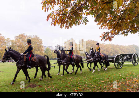 Londres, Royaume-Uni. 19 octobre 2017. La troupe du roi Royal Horse Artillery défilait devant la reine Elizabeth II à Hyde Park, à l'occasion de leur 70e anniversaire. La KTRHA a été formée sur la volonté de sa Majesté le roi George VI en octobre 1947. Communément connu sous le nom de ''˜Gunners', l'artillerie royale fournit la puissance de feu à l'armée britannique. Equipée de canons de campagne de 13 livres datant de la première Guerre mondiale, la troupe fournit des saluts cérémoniels pour les occasions royales et les fonctions d'État. Crédit : ZUMA Press, Inc/Alamy Live News Banque D'Images