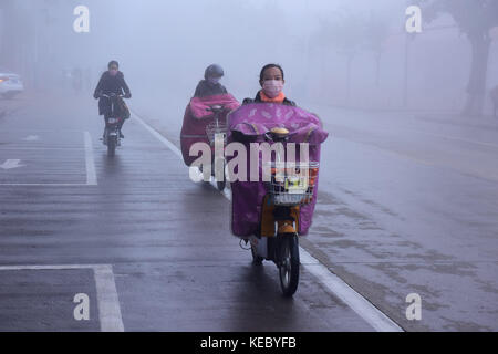 Shijiazhuang, Chine. 19 octobre 2017. Un épais smog enveloppe la route express à Shijiazhuang, dans la province du Hebei, au nord de la Chine. Crédit : Sipa Asia/ZUMA Wire/Alamy Live News Banque D'Images