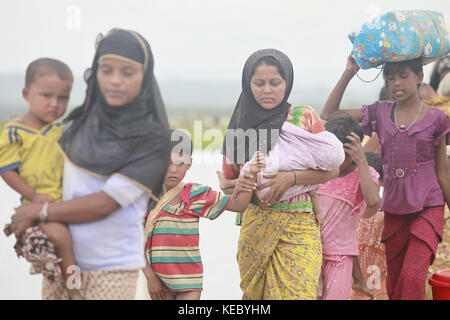 Ukhiya, Cox's Bazar (Bangladesh). 19 oct, 2017. musulmans rohingyas, qui a passé quatre jours dans l'ouvrir après avoir traversé plus de Myanmar au Bangladesh, faire leurs enfants et leurs biens après qu'ils ont été autorisés à poursuivre vers un camp de réfugiés, à anjuman para, ukhiya, Bangladesh, le 19 octobre 2017. Plus de 580 000 réfugiés sont arrivés au Bangladesh depuis août. 25, lorsque les forces de sécurité du Myanmar a commencé une campagne de la terre brûlée contre les villages rohingyas. crédit : zuma Press, Inc./Alamy live news Banque D'Images