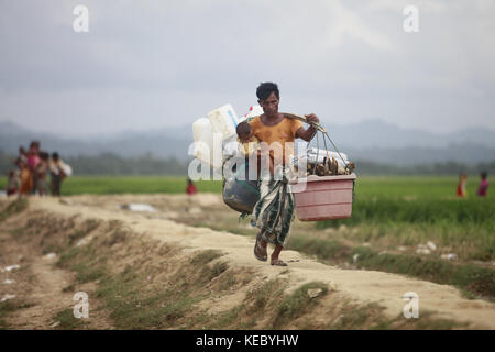 Ukhiya, Cox's Bazar (Bangladesh). 19 oct, 2017. musulmans rohingyas, qui a passé quatre jours dans l'ouvrir après avoir traversé plus de Myanmar au Bangladesh, faire leurs enfants et leurs biens après qu'ils ont été autorisés à poursuivre vers un camp de réfugiés, à anjuman para, ukhiya, Bangladesh, le 19 octobre 2017. Plus de 580 000 réfugiés sont arrivés au Bangladesh depuis août. 25, lorsque les forces de sécurité du Myanmar a commencé une campagne de la terre brûlée contre les villages rohingyas. crédit : zuma Press, Inc./Alamy live news Banque D'Images