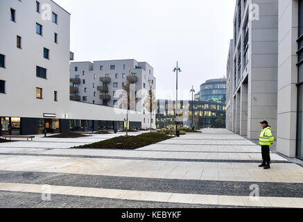 Prague, République tchèque. 18 octobre 2017. Une place dans la zone de l'ancienne usine d'avions Walter Brownfield, où le nouveau quartier Waltrovka est en construction, Prague, République tchèque, 18 octobre 2017. Crédit : Roman Vondrous/CTK photo/Alamy Live News Banque D'Images