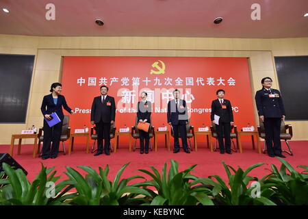 (171019) -- PÉKIN, Oct. 19, 2017 (Xinhua) -- Xue Jimin (2e l), directeur du cabinet d'avocats Jiangsu Xue Jimin, Shi Jinglan (3e l), procureur du Comité provincial du peuple de la nouvelle région de Pudong de la municipalité de Shanghai, Zhu Guangyuan (4e l), secrétaire adjoint de la commission des affaires politiques et juridiques du Parti communiste chinois (PCC) Jiangsu, 5e l. vice-président de la Cour de la propriété intellectuelle de Pékin et membre du groupe WIT Banque D'Images