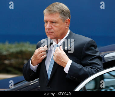 Bruxelles, Belgique. 19 oct, 2017. Le président Klaus Werner iohannis arrive le premier jour du sommet à Bruxelles, Belgique, oct. 19, 2017. crédit : ye pingfan/Xinhua/Alamy live news Banque D'Images