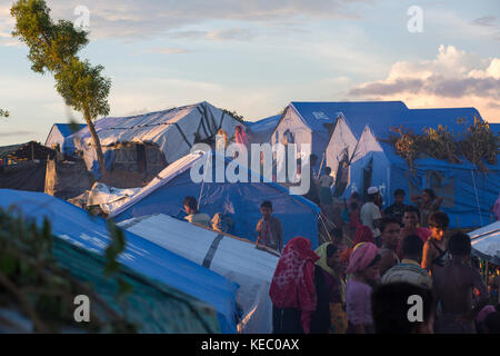 Cox's Bazar (Bangladesh). 19 oct, 2017 réfugiés rohingya. balukhali de vie à l'intérieur de camp de réfugiés à Cox's bazar, le Bangladesh le 19 octobre 2017. près de 600 000 réfugiés rohingyas ont atteint le Bangladesh depuis août, fuyant la violence dans l'État de Rakhine au Myanmar, où l'ONU a accusé les troupes de mener une campagne de nettoyage ethnique contre eux. crédit : zakir Hossain Chowdhury zakir/Alamy live news Banque D'Images