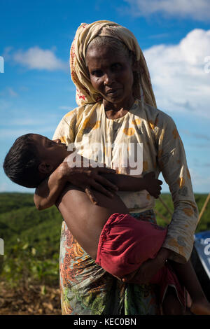 Cox's Bazar (Bangladesh). 19 oct, 2017 réfugiés rohingya. balukhali de vie à l'intérieur de camp de réfugiés à Cox's bazar, le Bangladesh le 19 octobre 2017. près de 600 000 réfugiés rohingyas ont atteint le Bangladesh depuis août, fuyant la violence dans l'État de Rakhine au Myanmar, où l'ONU a accusé les troupes de mener une campagne de nettoyage ethnique contre eux. crédit : zakir Hossain Chowdhury zakir/Alamy live news Banque D'Images