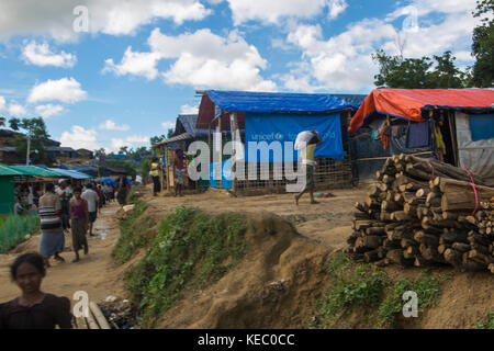 Cox's Bazar (Bangladesh). 19 oct, 2017 réfugiés rohingya. balukhali de vie à l'intérieur de camp de réfugiés à Cox's bazar, le Bangladesh le 19 octobre 2017. près de 600 000 réfugiés rohingyas ont atteint le Bangladesh depuis août, fuyant la violence dans l'État de Rakhine au Myanmar, où l'ONU a accusé les troupes de mener une campagne de nettoyage ethnique contre eux. crédit : zakir Hossain Chowdhury zakir/Alamy live news Banque D'Images