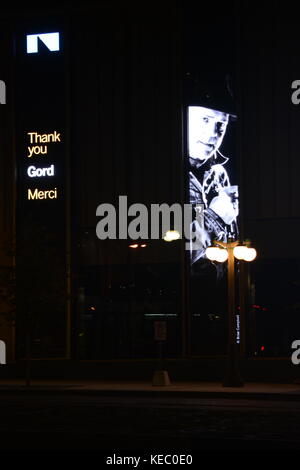 Ottawa, Canada. 19 oct, 2017. Gord Downie, 53, l'homme à l'avant de la hanche, est décédé tragiquement oct. 18, 2017 Cette image a été prise. oct. 19, 2017 le matin après son décès. Il montre les images memorial allumé à l'extérieur du Centre national des arts (CNA), à Ottawa, ON. crédit : Trevor meunier/Alamy live news Banque D'Images