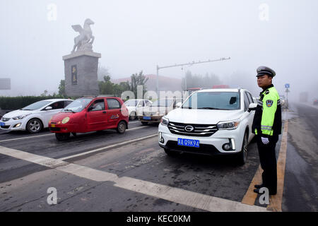 Shijiazhuang, Shijiazhuang, Chine. 19 octobre 2017. La police bloque la circulation à l'intersection. Un épais smog enveloppe la route express à Shijiazhuang, dans la province du Hebei, au nord de la Chine. Crédit : Sipa Asia/ZUMA Wire/Alamy Live News Banque D'Images