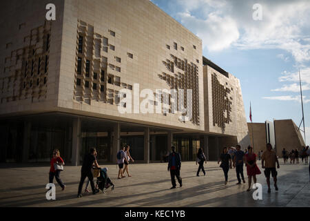 La Valette, Malte. 19 octobre, 2017. Les gens passent de la Maison du Parlement (conçu par l'architecte Renzo Piano) qui abrite le Parlement de Malte, à la fin de la semaine où journaliste maltais Daphne CARUANA GALIZIA a été assassiné. Le journaliste indépendant, mieux connu pour son travail sur les documents de Panama et la corruption au sein de Malte, a été tué le lundi 16 octobre dans un attentat à la voiture piégée près de son domicile. Jeremy Sutton-Hibbert/Alamy Live News. Banque D'Images