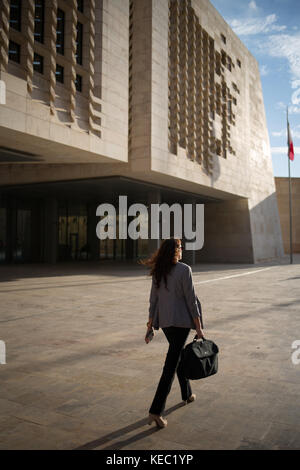 La Valette, Malte. 19 octobre, 2017. Les gens passent de la Maison du Parlement (conçu par l'architecte Renzo Piano) qui abrite le Parlement de Malte, à la fin de la semaine où journaliste maltais Daphne CARUANA GALIZIA a été assassiné. Le journaliste indépendant, mieux connu pour son travail sur les documents de Panama et la corruption au sein de Malte, a été tué le lundi 16 octobre dans un attentat à la voiture piégée près de son domicile. Jeremy Sutton-Hibbert/Alamy Live News. Banque D'Images