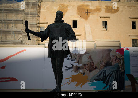 La Valette, Malte. 19 octobre, 2017. Une statue de Jean de La Valette, aristocrate français, Chevalier hospitalier et 49e Grand Maître de l'Ordre de Malte, dans une rue de La Valette, à la fin de la semaine où journaliste maltais Daphne CARUANA GALIZIA a été assassiné. Le journaliste indépendant, mieux connu pour son travail sur les documents de Panama et la corruption au sein de Malte, a été tué le lundi 16 octobre dans un attentat à la voiture piégée près de son domicile. Jeremy Sutton-Hibbert/Alamy Live News. Banque D'Images