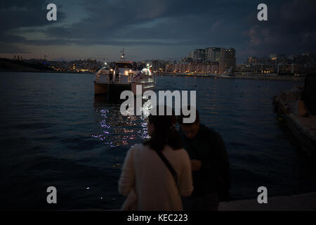 La Valette, Malte. 19 octobre, 2017. Les navetteurs et les touristes attendent le Valletta-Sliema ferry, à la fin de la semaine où journaliste maltais Daphne CARUANA GALIZIA a été assassiné. Le journaliste indépendant, mieux connu pour son travail sur les documents de Panama et la corruption au sein de Malte, a été tué le lundi 16 octobre dans un attentat à la voiture piégée près de son domicile. Jeremy Sutton-Hibbert/Alamy Live News. Banque D'Images