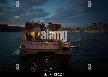 La Valette, Malte. 19 octobre, 2017. Les navetteurs et les touristes attendent le Valletta-Sliema ferry, à la fin de la semaine où journaliste maltais Daphne CARUANA GALIZIA a été assassiné. Le journaliste indépendant, mieux connu pour son travail sur les documents de Panama et la corruption au sein de Malte, a été tué le lundi 16 octobre dans un attentat à la voiture piégée près de son domicile. Jeremy Sutton-Hibbert/Alamy Live News. Banque D'Images